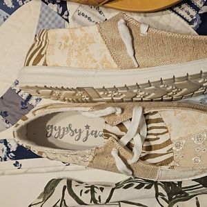 Like new Ladies 9 1/2 slip on shoes